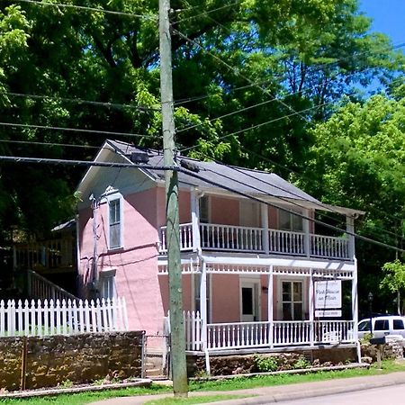 The Pink House On Main - Lower Eureka Springs Exteriör bild